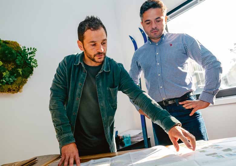 Lionel Ramillon et Mathieu Morestin autour d'un plan